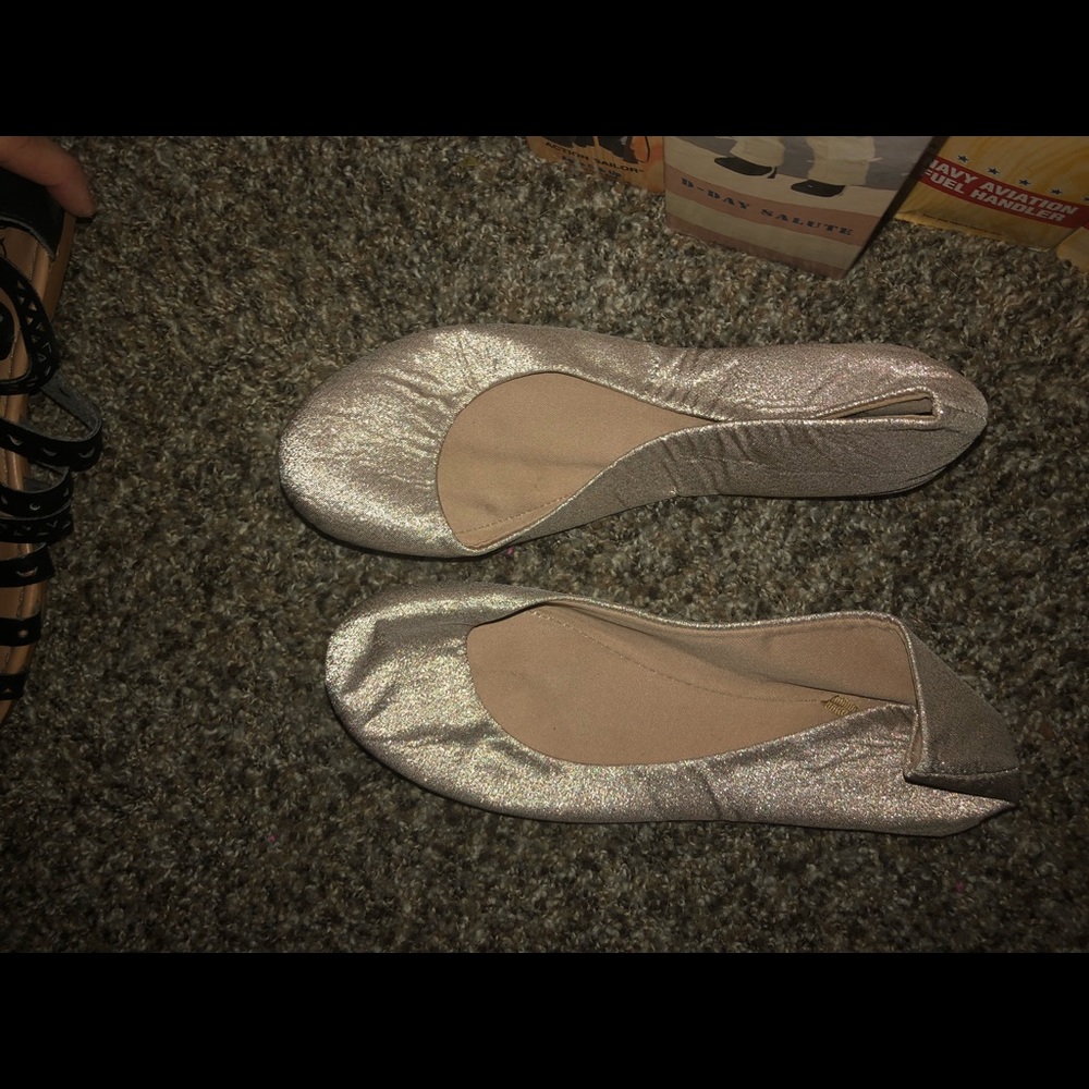 Women’s gold size 7 1/2 flats